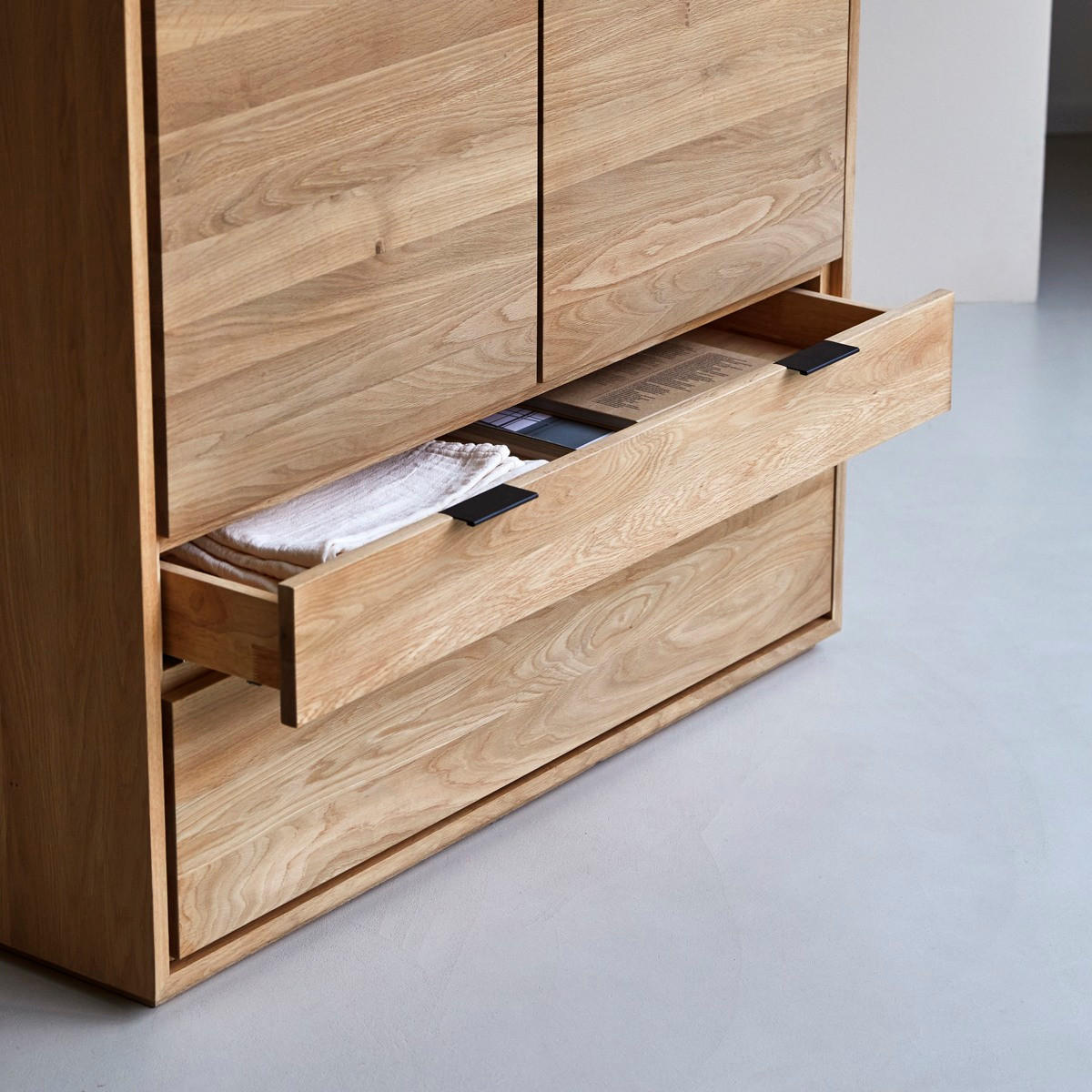 SCHRANK Senson Natur aus Eiche - Naturfarben, Holz (110/128/43cm) - Tikamoon