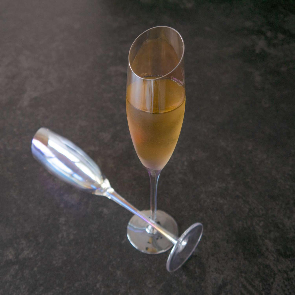 CHAMPAGNER/SEKT Glas mit moderner Kante Regenbogen Schimmer 150 ml (2er-Set) - Transparent, Glas (0.15L) - Intirilife