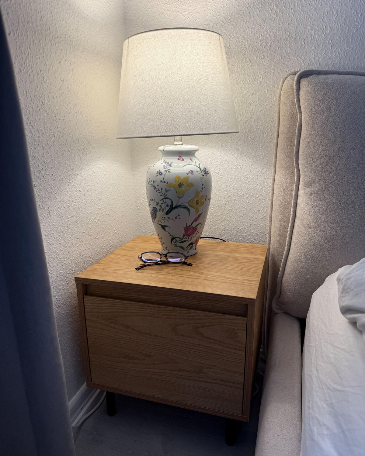 STOLNÍ LAMPA Bílá Acrosso - bílá/modrá, keramika (32/32/56cm) - Beliani