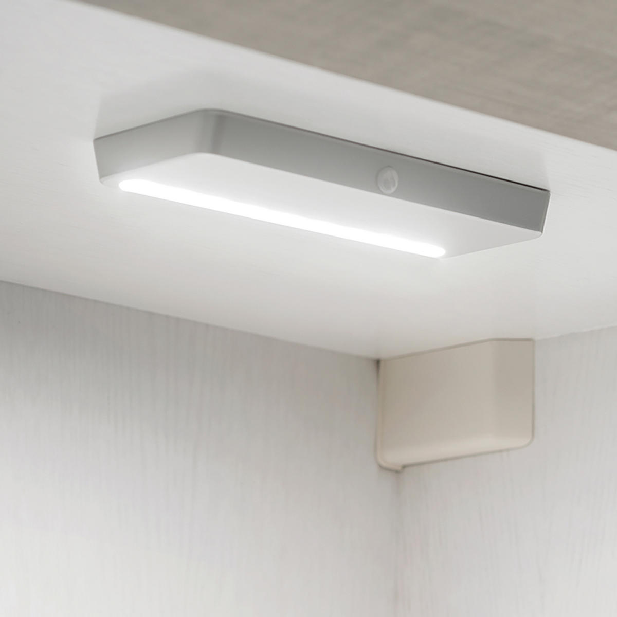LED-LEUCHTE Kraz, USB wiederaufladbar, mit Bewegungssensor, natürliches weißes Licht 4.000K, Kunststoff, Metallisch grau - Silberfarben, Kunststoff (20/7.5/2cm) - EMUCA