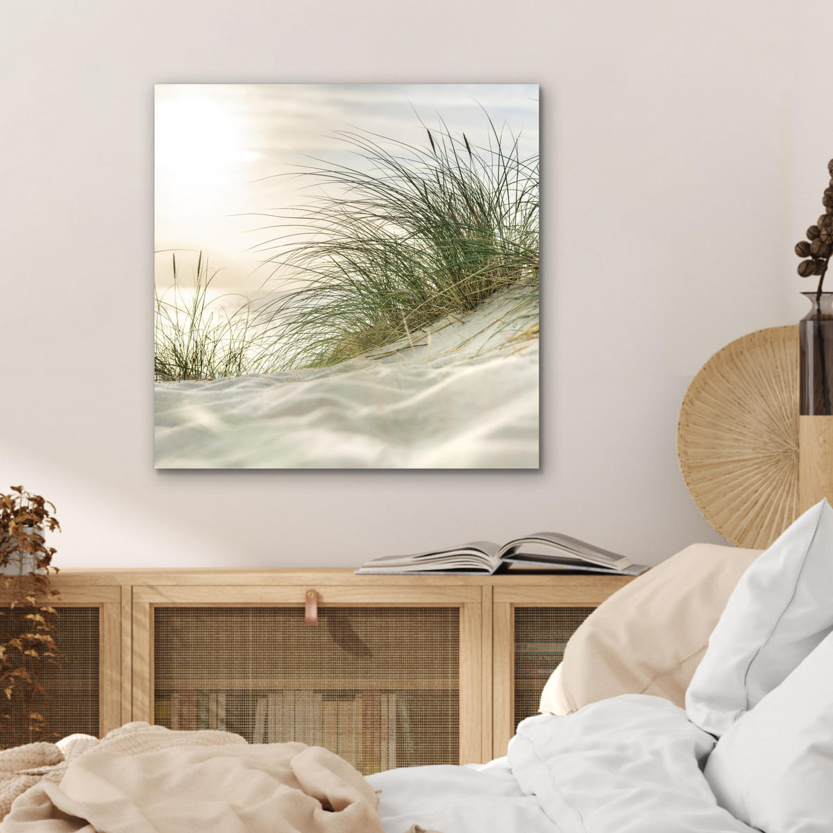KOVOVÝ OBRAZ Duny s marramovou trávou pod slnkom nemeckého národného parku Schleswig-Holsteinisches Wattenmeer 50x50 cm - krémová, kov (50/50cm) - MuchoWow
