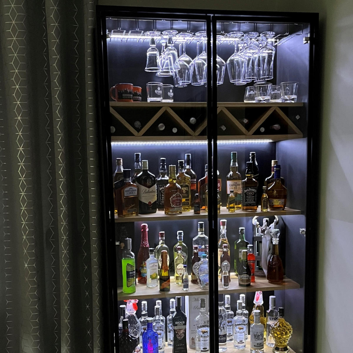 VITRINENSCHRANK aus Holz Bar Wein Schrank CARLA III mit LED-Beleuchtung - Eichefarben, Holz (100/200/45cm) - Rawood Furniture