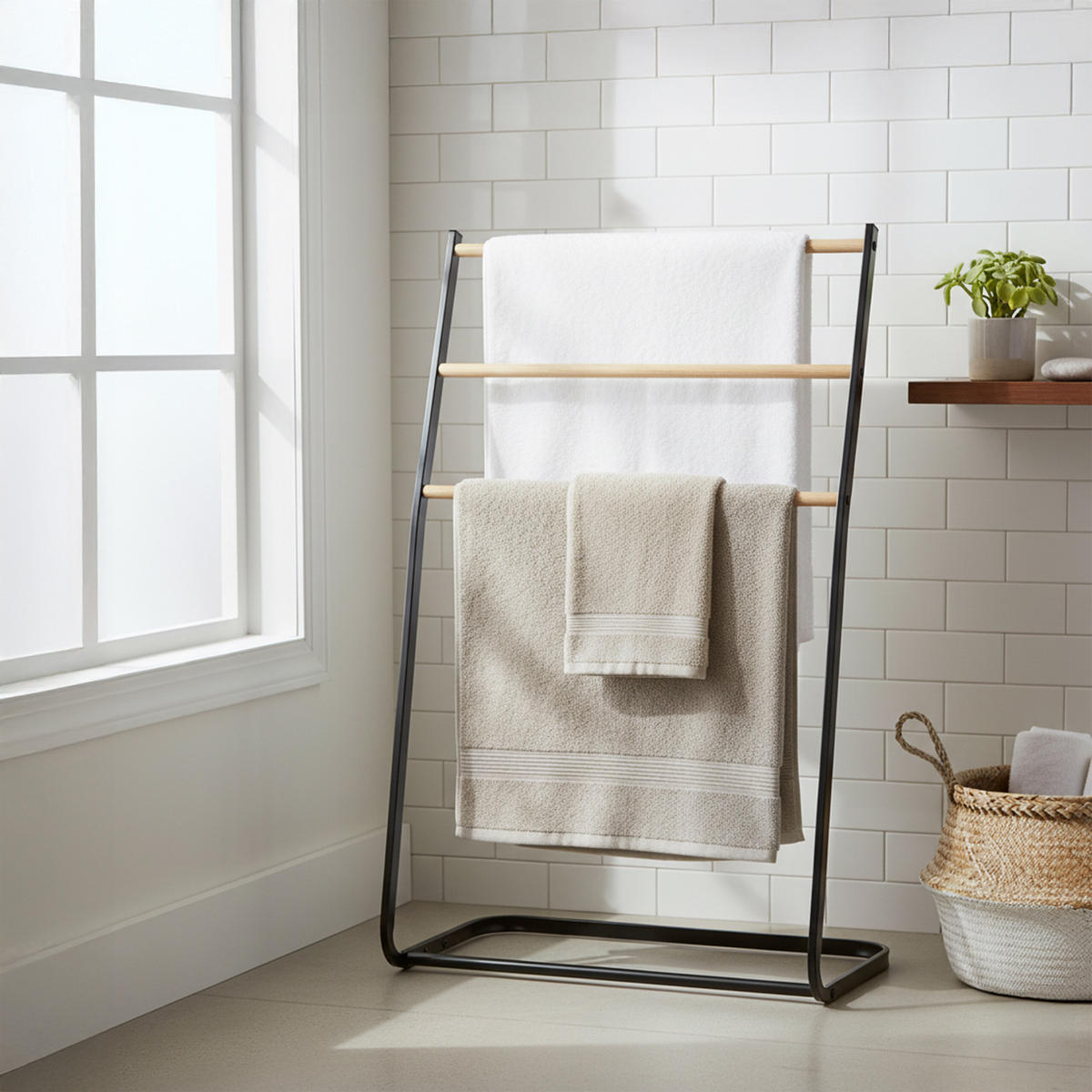 VEŠIAK uterákov - čierna, kov (58/86/30cm) - Relaxdays