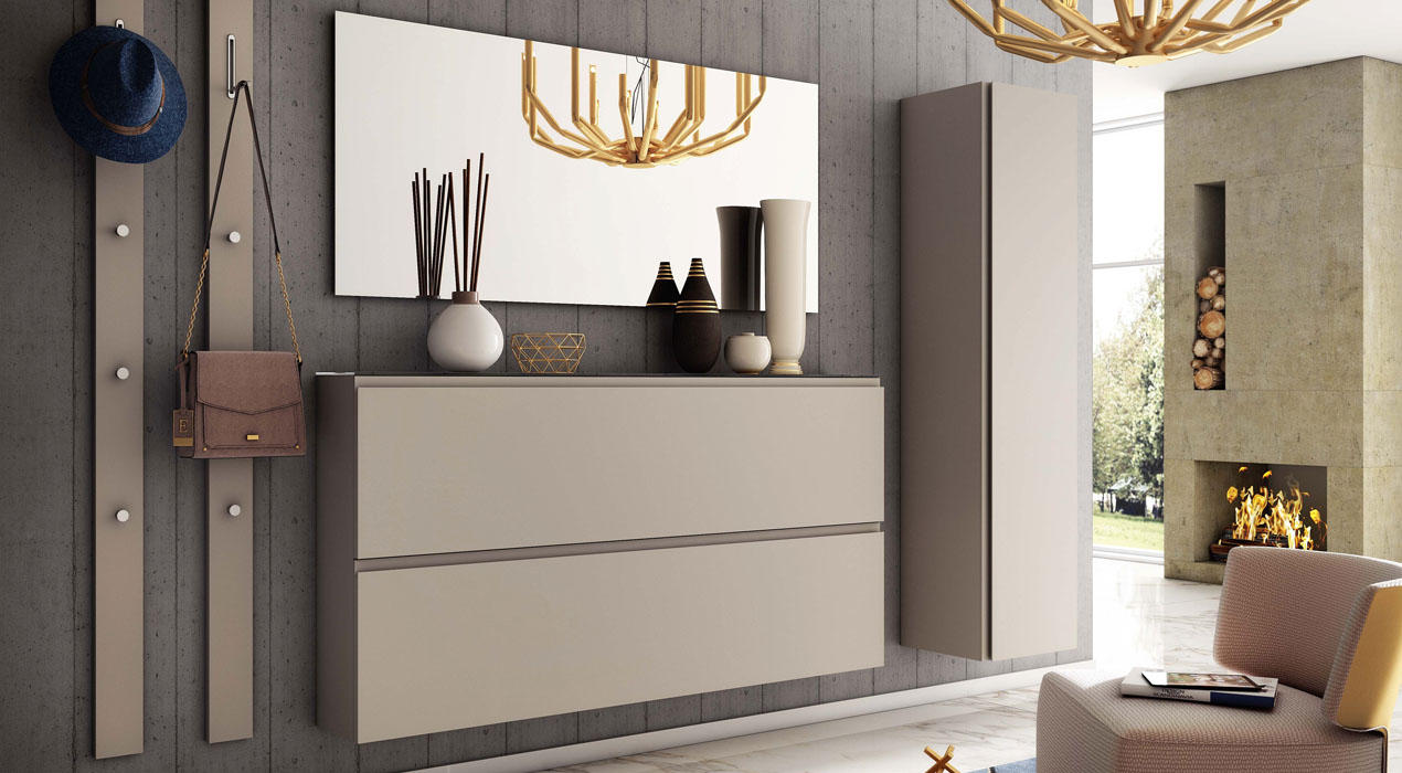 Flurmöbel der „Garderobenserie Lecco“ in hellem Beige mit Kommode, hohem Schrank, Spiegel und Deko vor grauer Wand mit Holzpaneelen