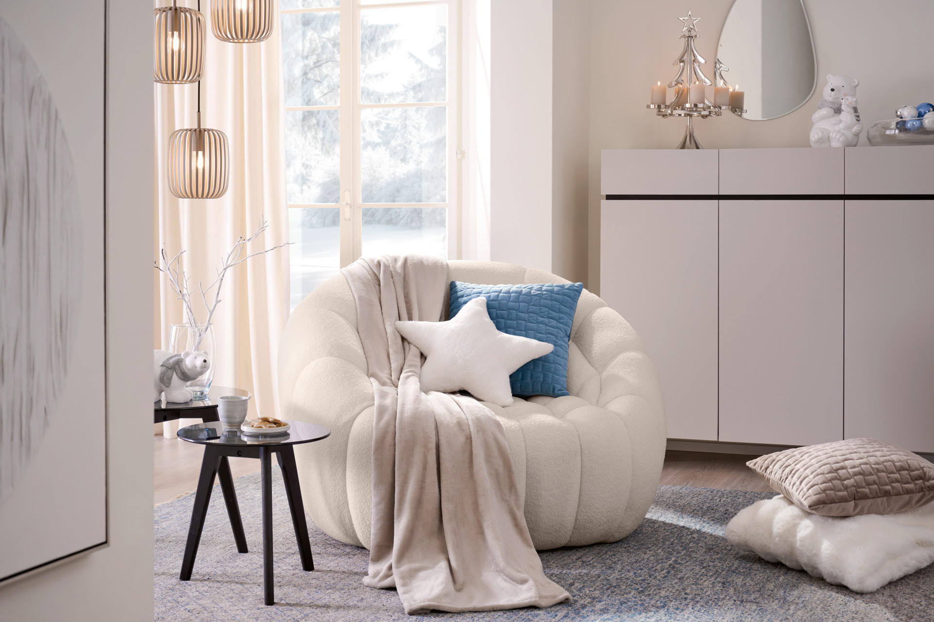 Weißer Couchsessel mit blauen, weißen und braunen Heimtextilien