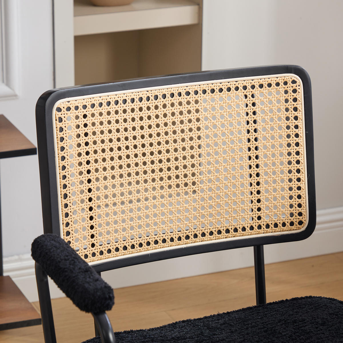 DREHSTUHL DE-36881 mit Rattan-Rückenlehne, Chenille-Sitz und Armlehnen Schwarz - Schwarz, Metall (58.5/91.5/61cm) - ComfortXL