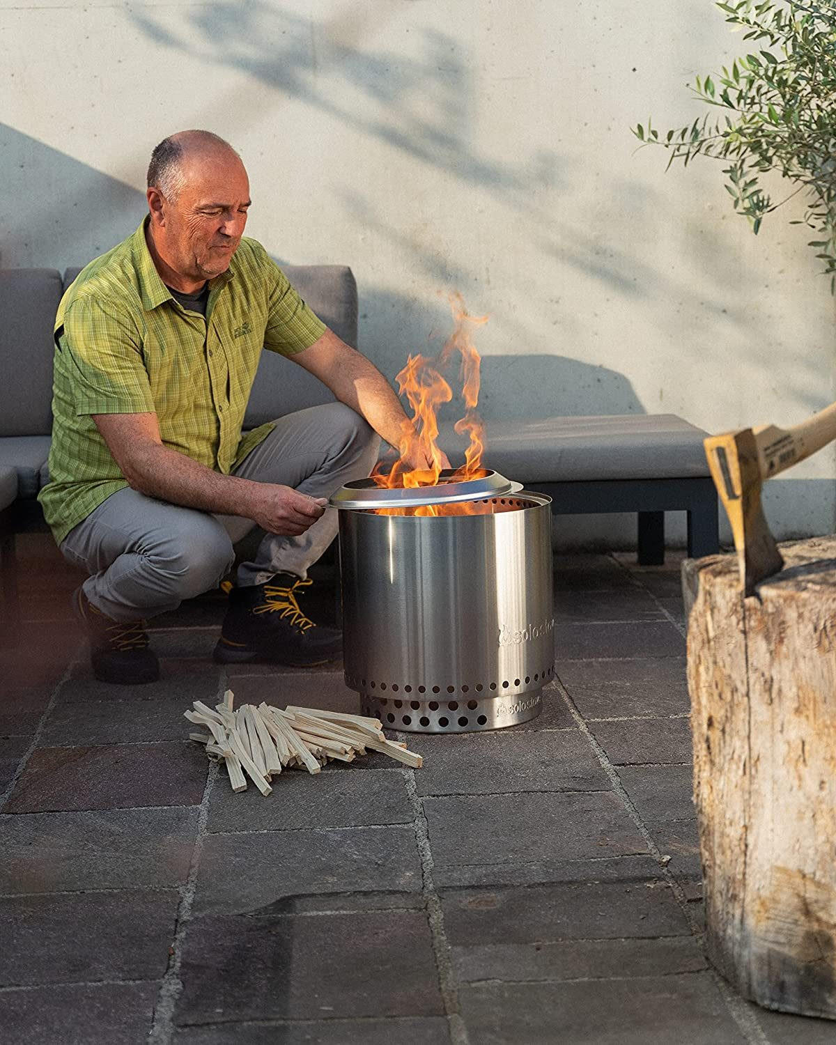 FEUERSCHALE Bonfire (III) – Edelstahl Outdoor-Kamin Ø49,5 cm, Raucharm, Tragbare Feuerstelle mit Standfuß für Garten & Terrasse - Silberfarben, Metall (49.5/44.5/49.5cm) - Solo Stove