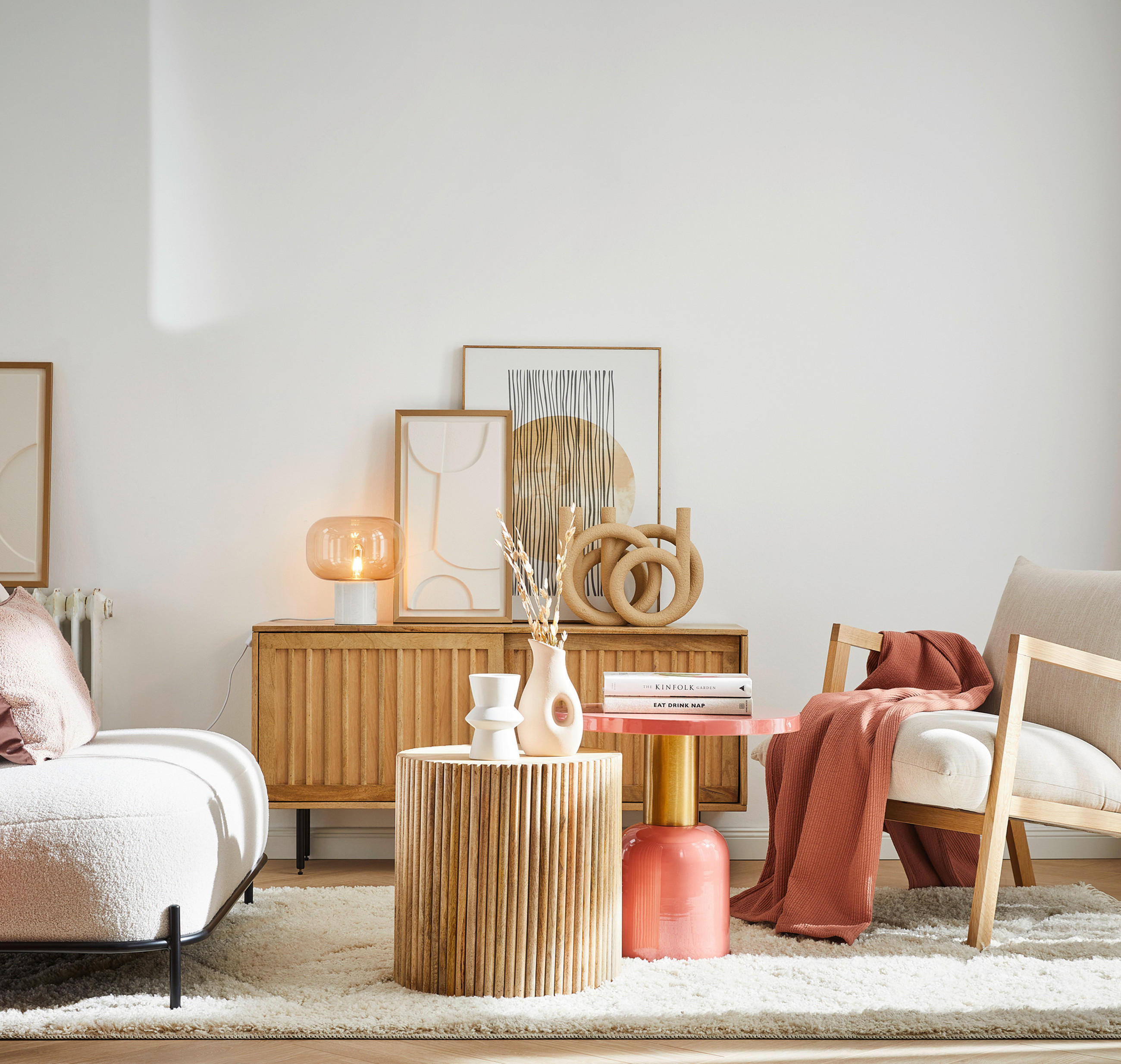 Wohnzimmer in beige mit Bildern und zwei Sesseln