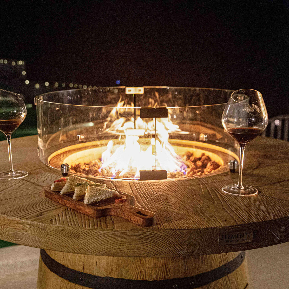 FEUERTISCH LAFITE Bartische aus GF-Beton - 2-tlg. Set inkl. Glasumrandung - Naturfarben, Naturmaterialien (122/110/122cm) - Elementi