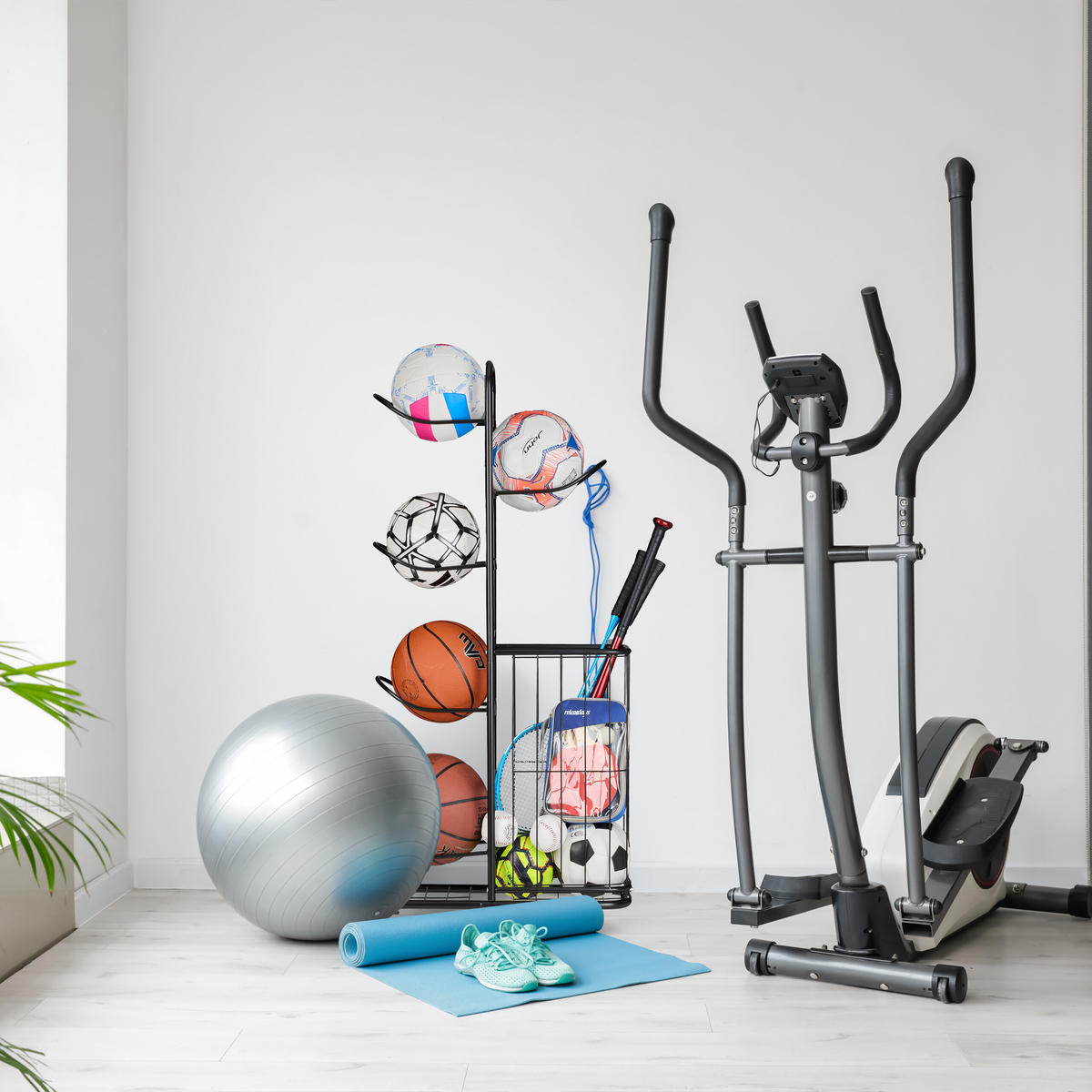 STOJAN na lopty - čierna, kov (60/116/23.5cm) - Relaxdays