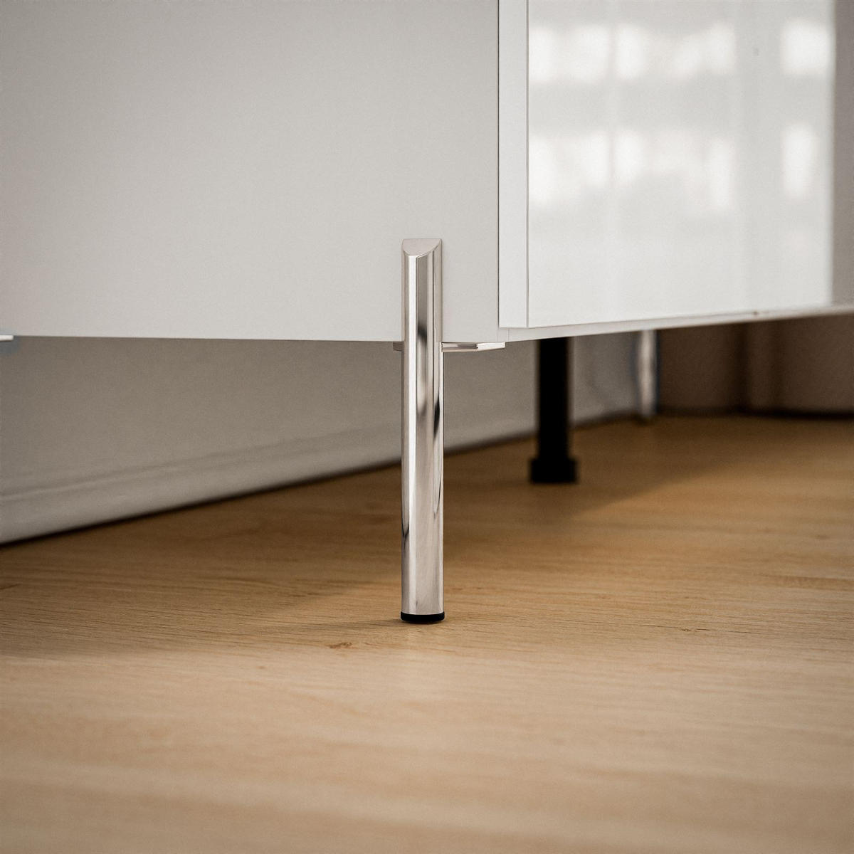 KOMMODE AURORA SILVER 3D – mit geraden verchromten Beinen - Weiß Hochglanz, Holzwerkstoff (140/94.5/40cm) - Lookway