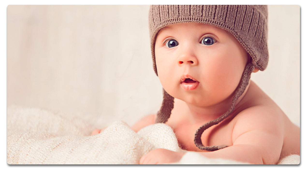 baby mit brauner mütze