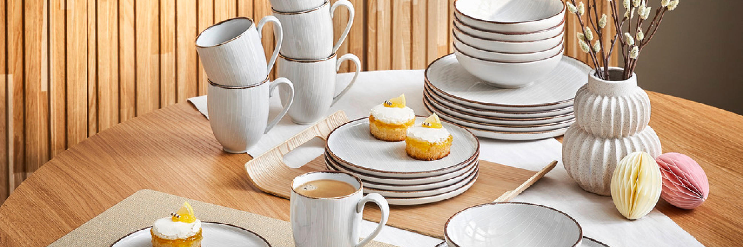 Weißes Geschirr zu Ostern