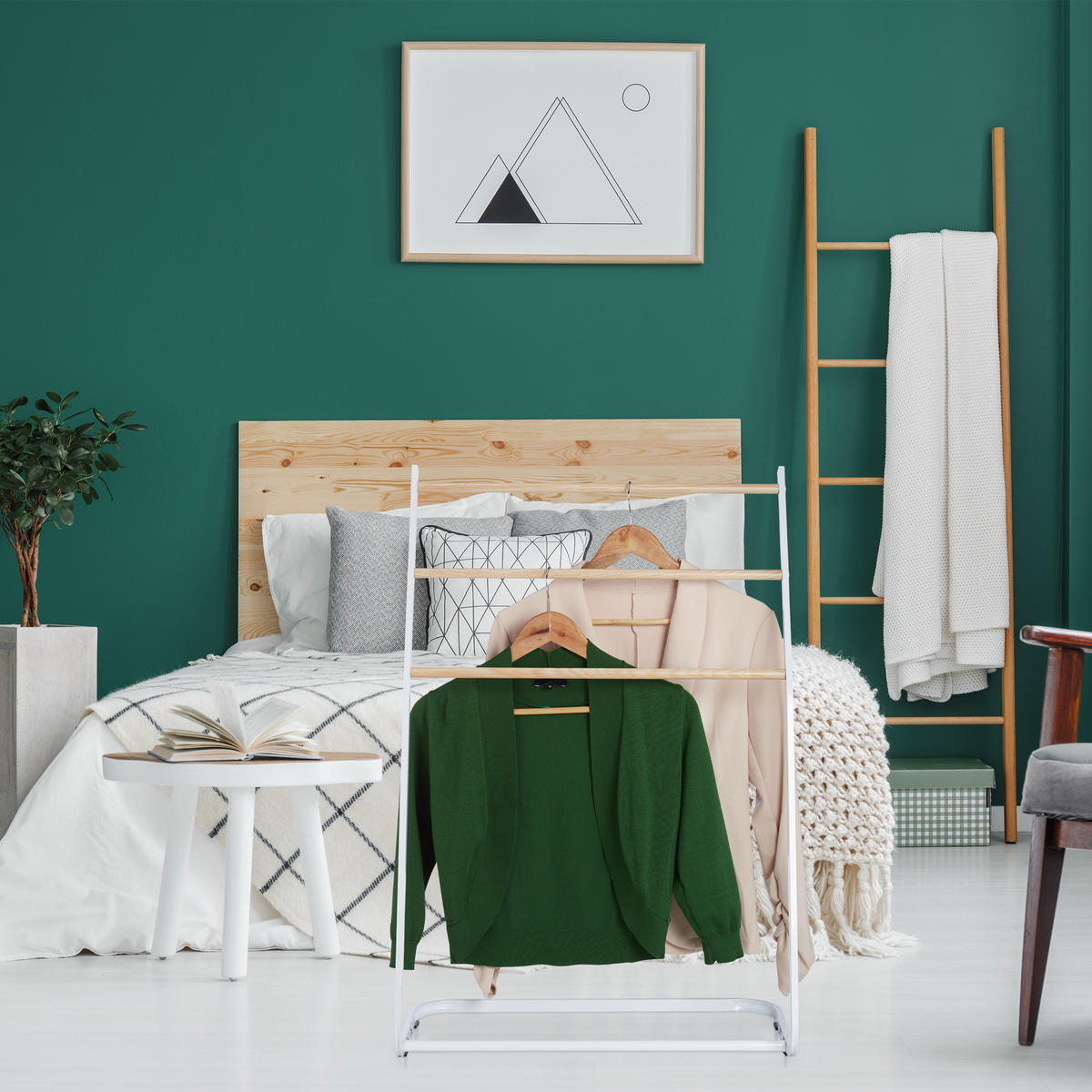 STOJAN na osušky - biela, kov (58/87/29.5cm) - Relaxdays