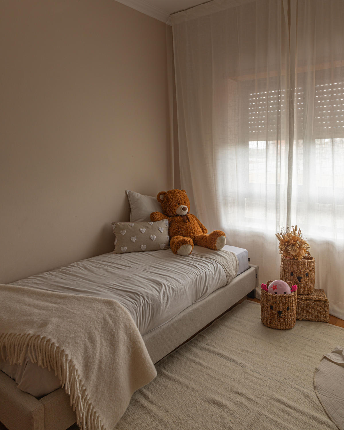 ČALOUNĚNÁ POSTEL Beige-Dunkler Odstín dřeva 90-200 cm Roanne - tmavě hnědá/béžová, textil (90/200cm) - Beliani