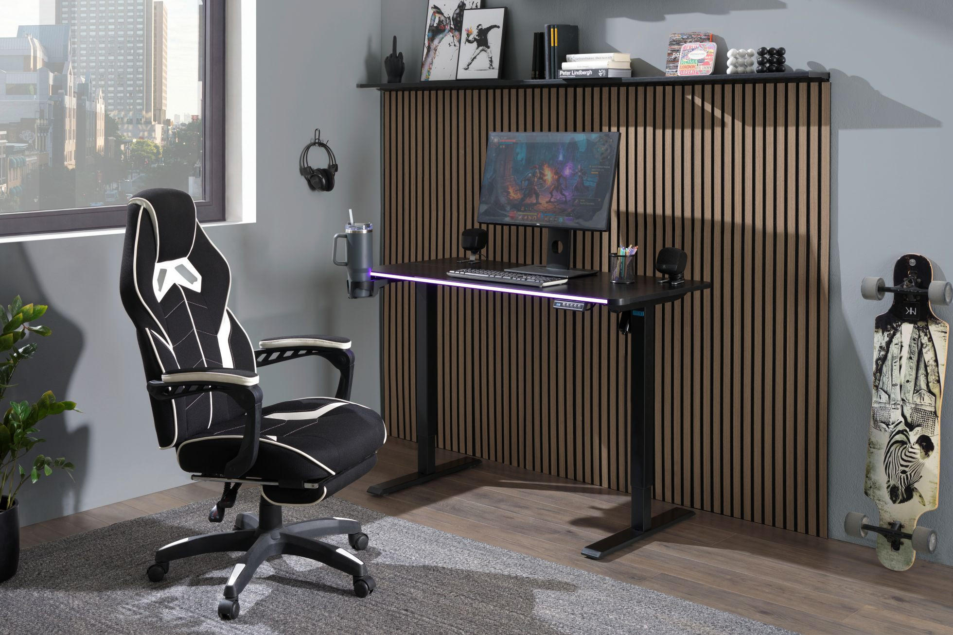 Gamer szék fekete fehér színben, fekete gamer asztallal