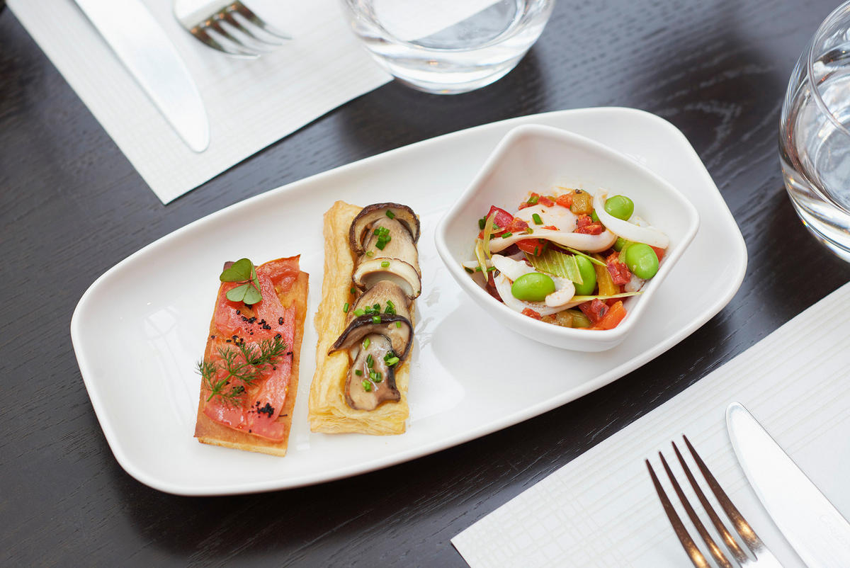 SERVIERPLATTE CLUB 36 x 21 cm Weiss - Weiß, Keramik (21/2.9/36cm) - Revol Porcelaine France