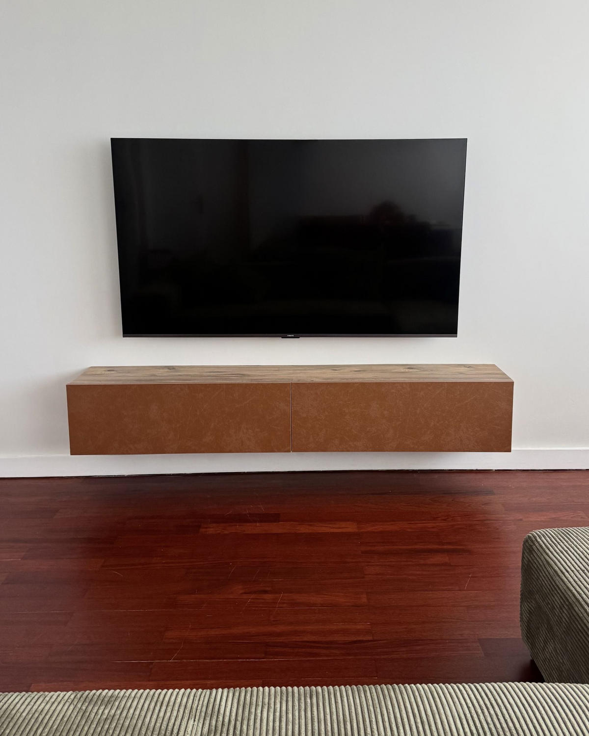 NÁSTĚNNÁ TV SKŘÍŇKA Červená/Hnědá Gladstone - hnědá/červená, kompozitní dřevo (180/30/32cm) - Beliani