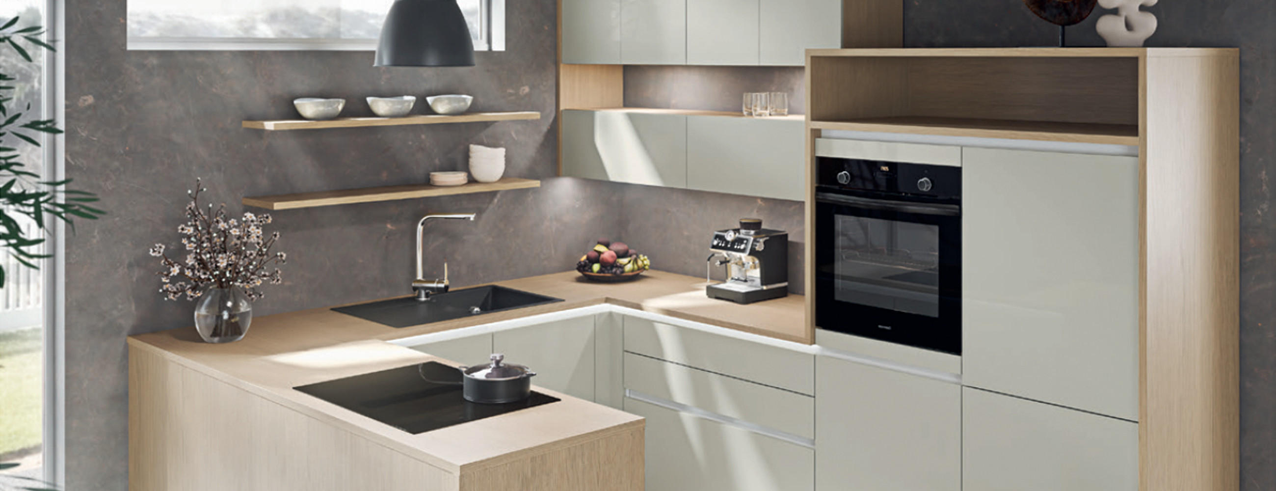 Moderne U-Küche von EXPRESS Küchen. Sie nutzt drei Wände optimal, bietet viel Stauraum und hat kurze Arbeitswege – ideal für Familien und Hobbyköche.