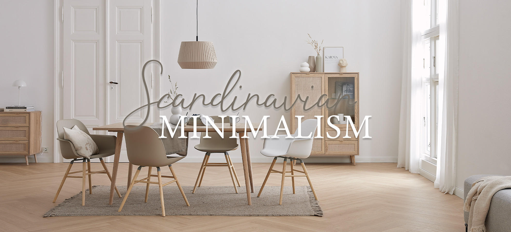 Esszimmer mit skandinavischem Minimalismus, Holztisch, Stühlen mit unterschiedlichen Sitzpolstern, Teppich und Sideboard vor heller Wand mit großem Fenster