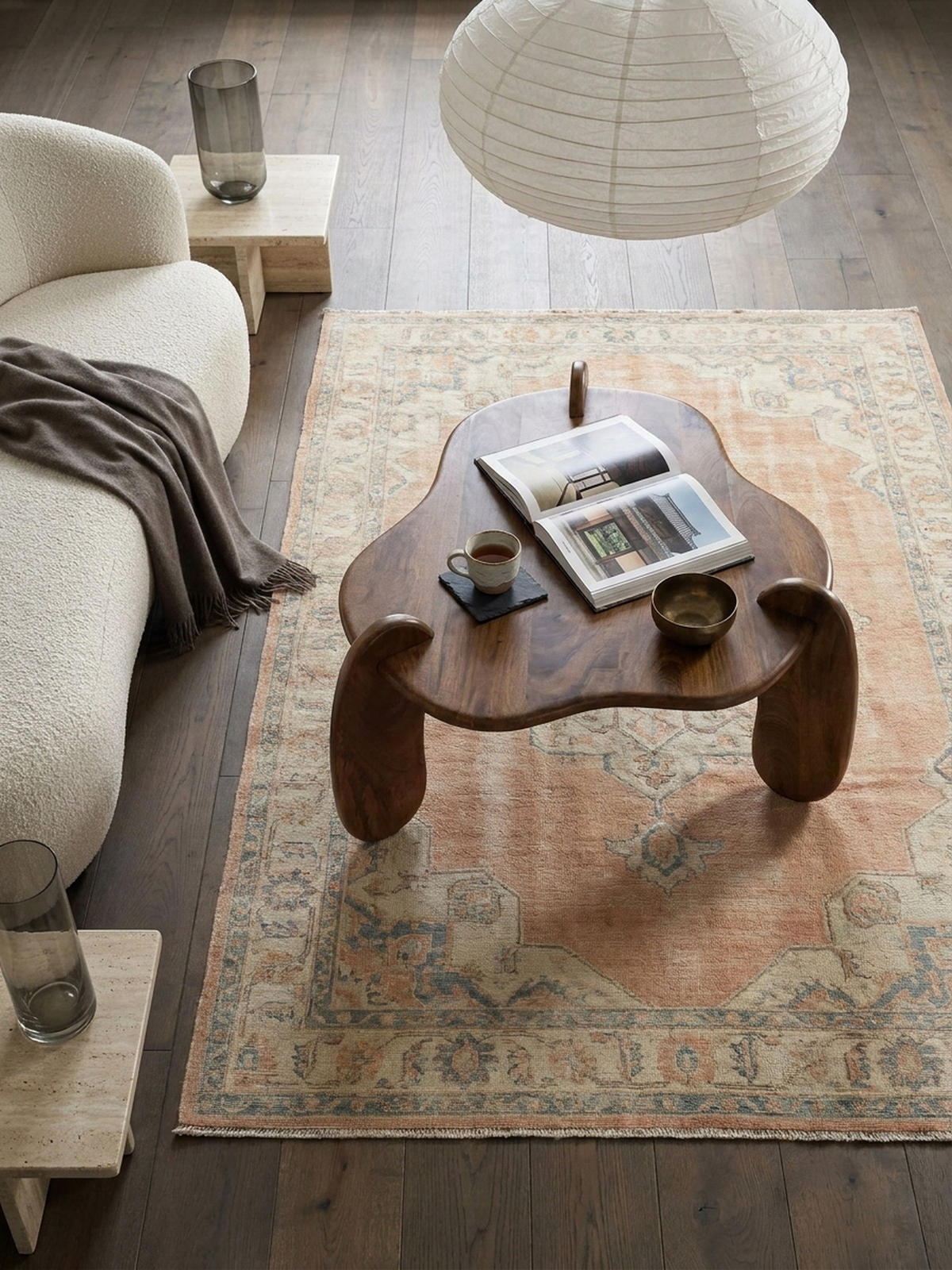 COUCHTISCH in Walnussfarbe aus Mangoholz Massiv, Niedriges Dreibein-Design, Organisch, 78x78x39.5cm - Braun, Holz (78/78/40cm) - KADIMA DESIGN