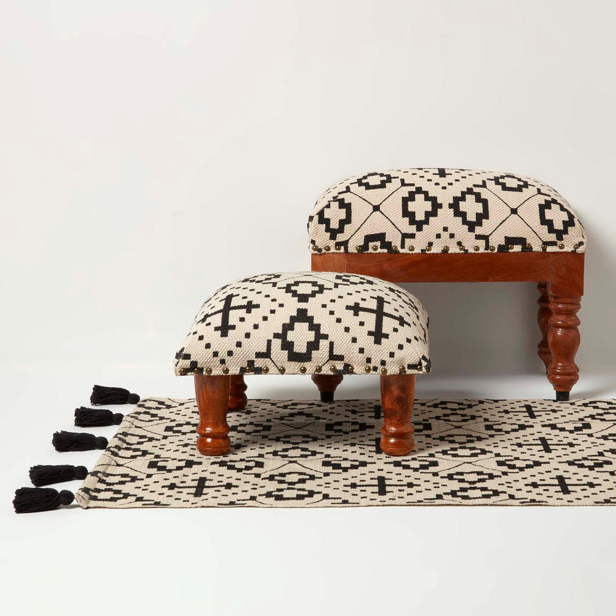 HOCKER Reva mit Holzbeinen, schwarz-creme gemustert, 40/40 cm - Schwarz, Textil (40/25/40cm) - Homescapes