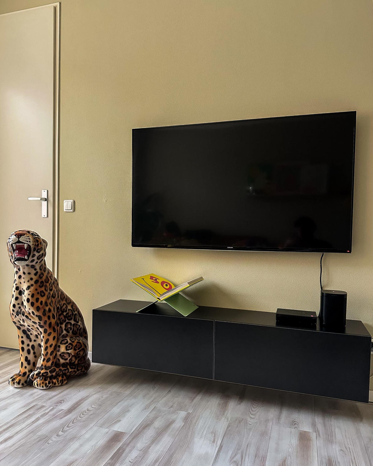 NÁSTĚNNÁ TV SKŘÍŇKA Černá Gladstone - černá, kompozitní dřevo (140/30/32cm) - Beliani
