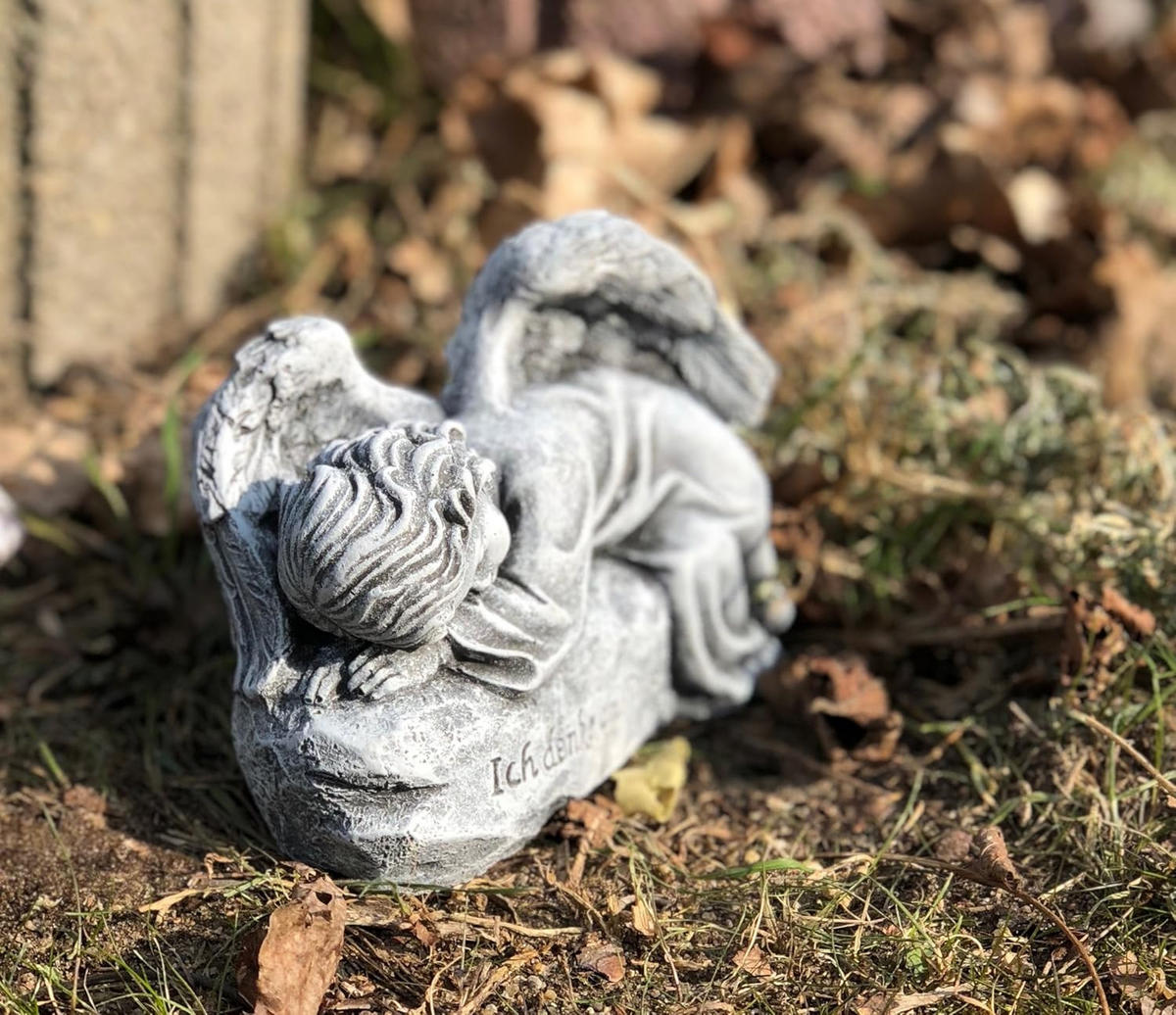 STEINFIGUR Grabschmuck Engel auf Fels Ich denke an Dich frostfest wetterfest - Grau, Stein (15/12/8cm) - stoneandstyle