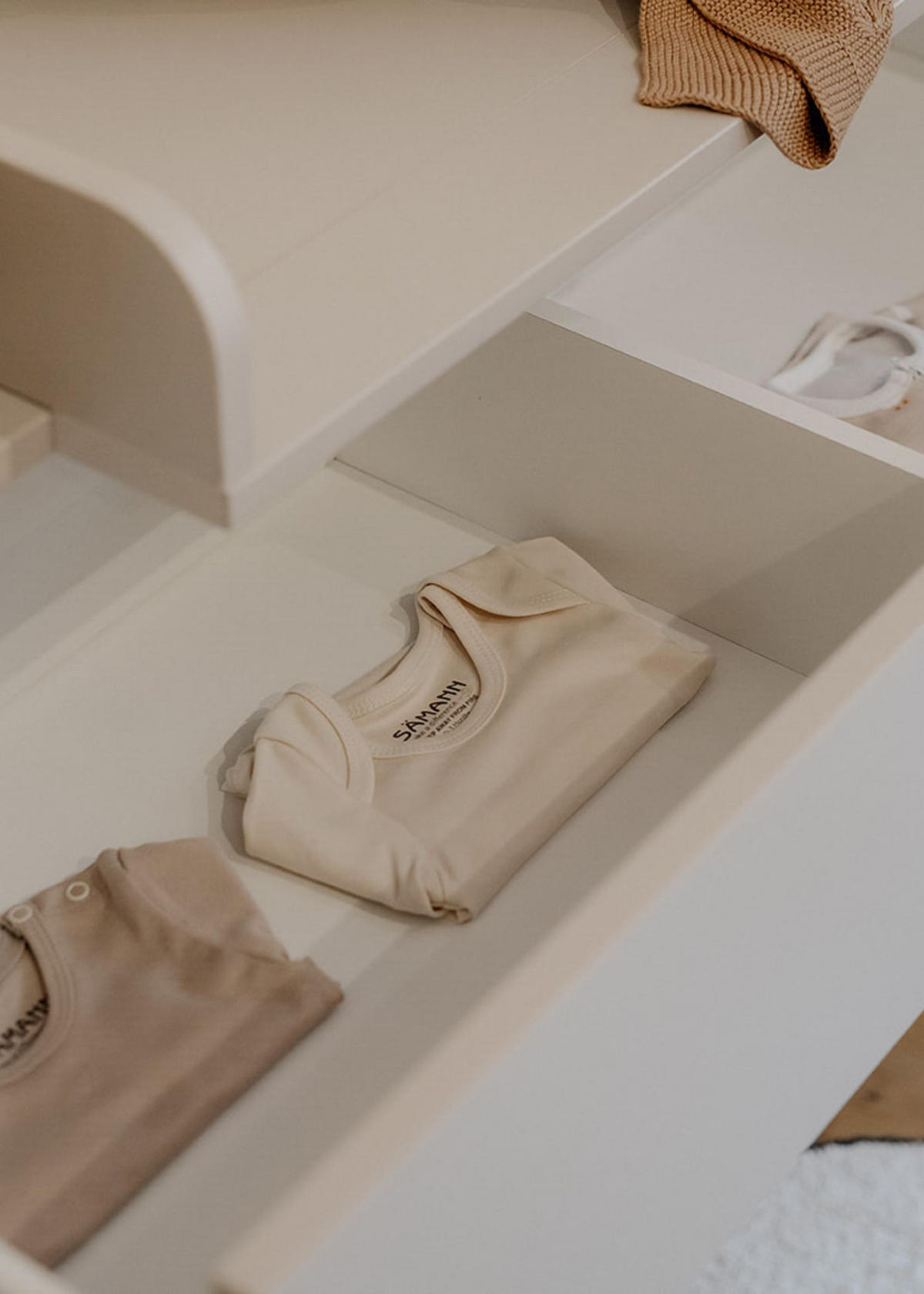 WICKELKOMMODE EDEN – Push-to-Open, Soft Close, abnehmbarer Wickelaufsatz & Schubladen mit Fächern - sahara dust - Buchefarben/Sahara, Holzwerkstoff/Buchenholz (71/94/114cm) - Sämann – make a difference.