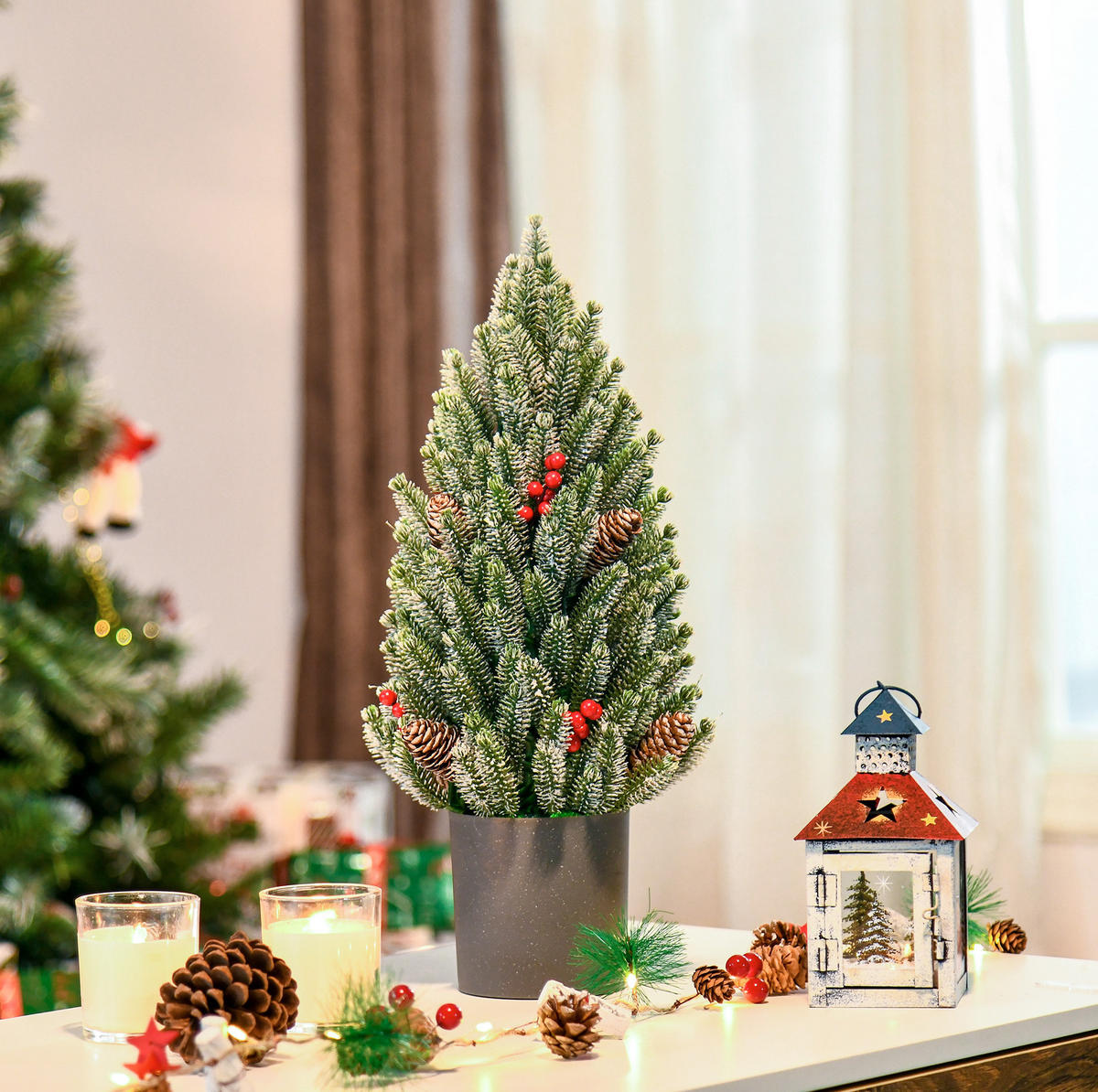 WEIHNACHTSBÄUME 27/27/47 cm grün aus Kunststoff mit Schneeoptik, Beeren und Zapfen - Grün, Kunststoff (47cm) - OKWISH