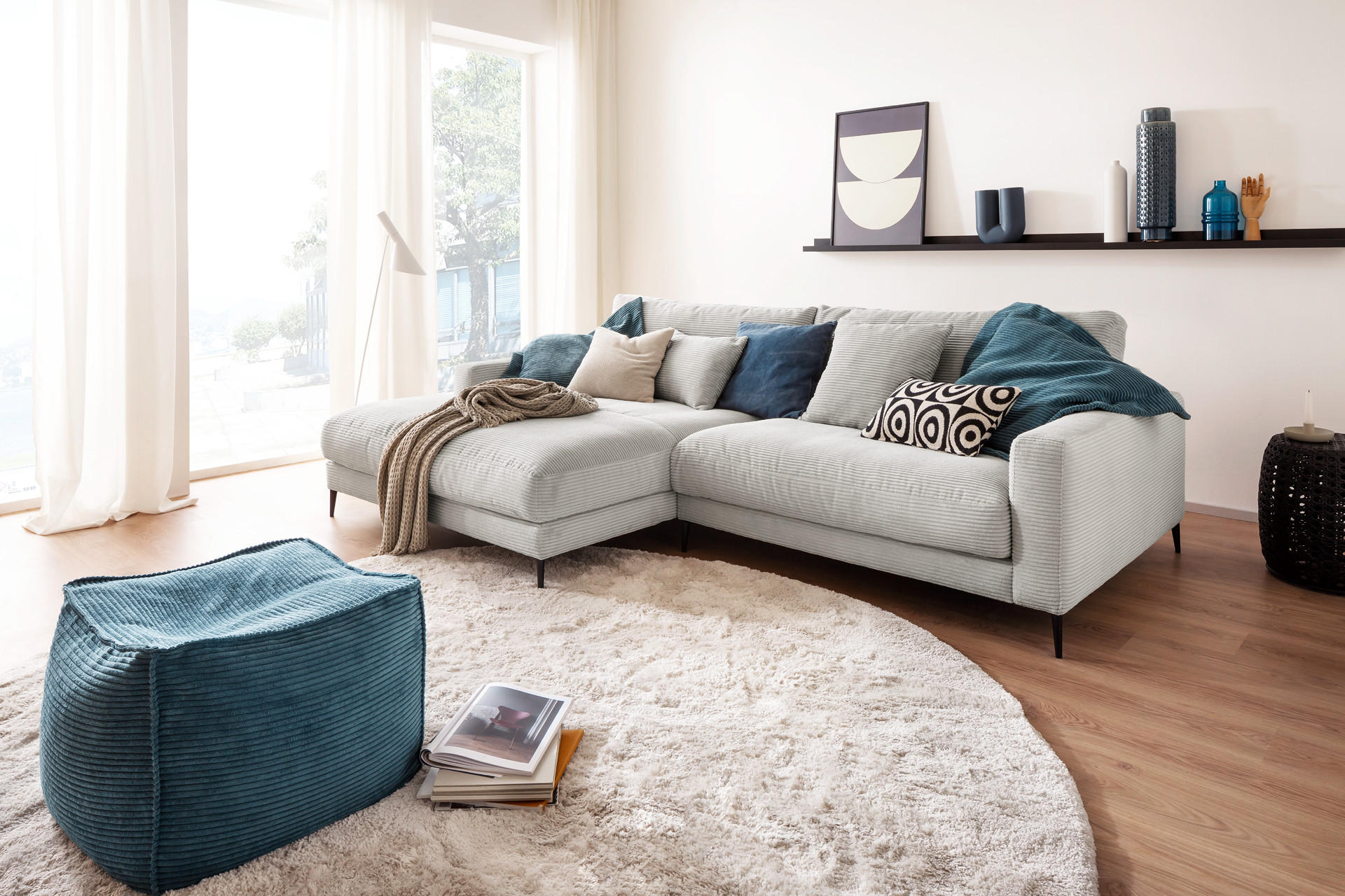 Graue Couch im Wohnzimmer