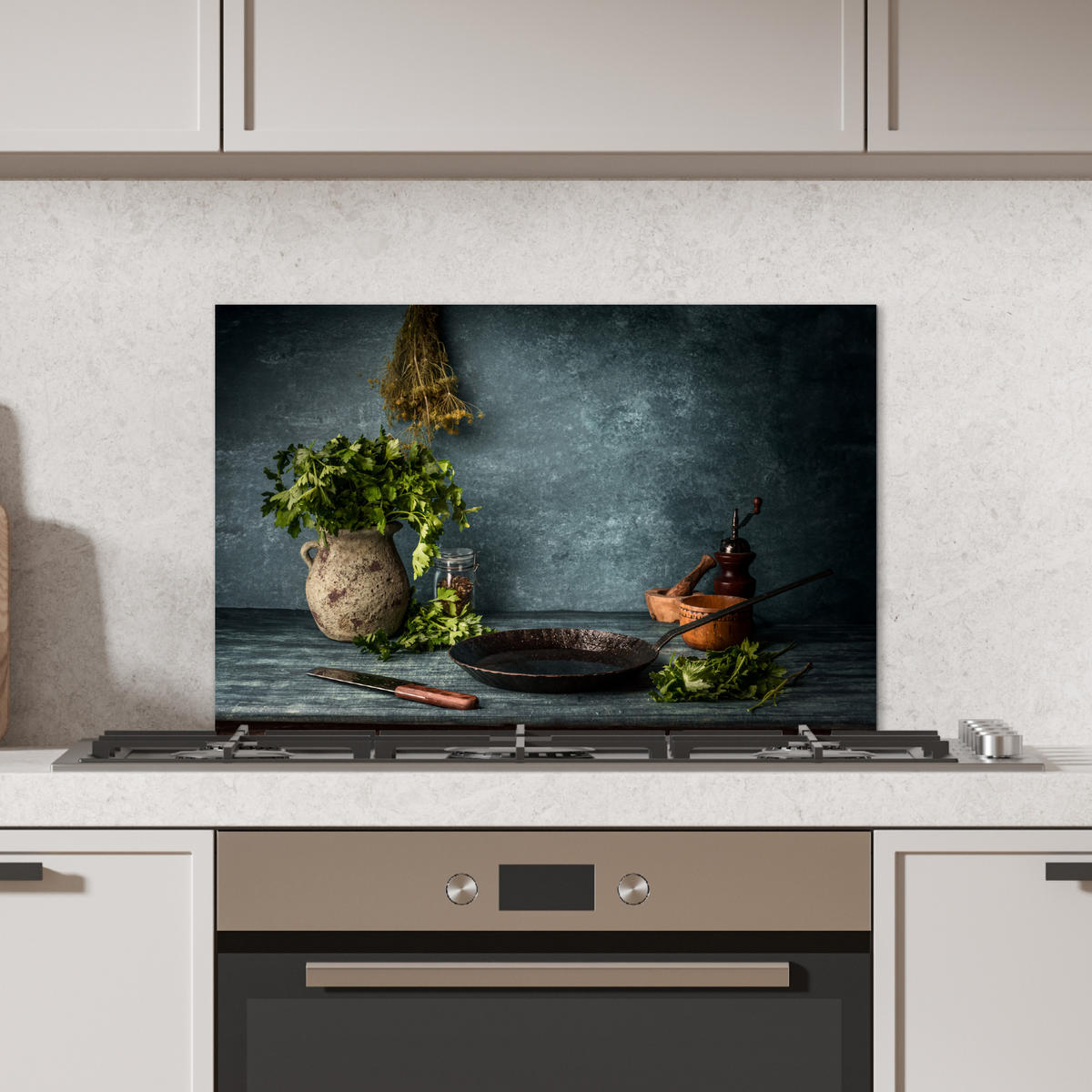 SPRITZSCHUTZ KÜCHE Kräuter - Gewürze - Pfanne - Messer - Grau - Rustikal 60x40 cm - Petrol, Metall (60/0.3/40cm) - MuchoWow