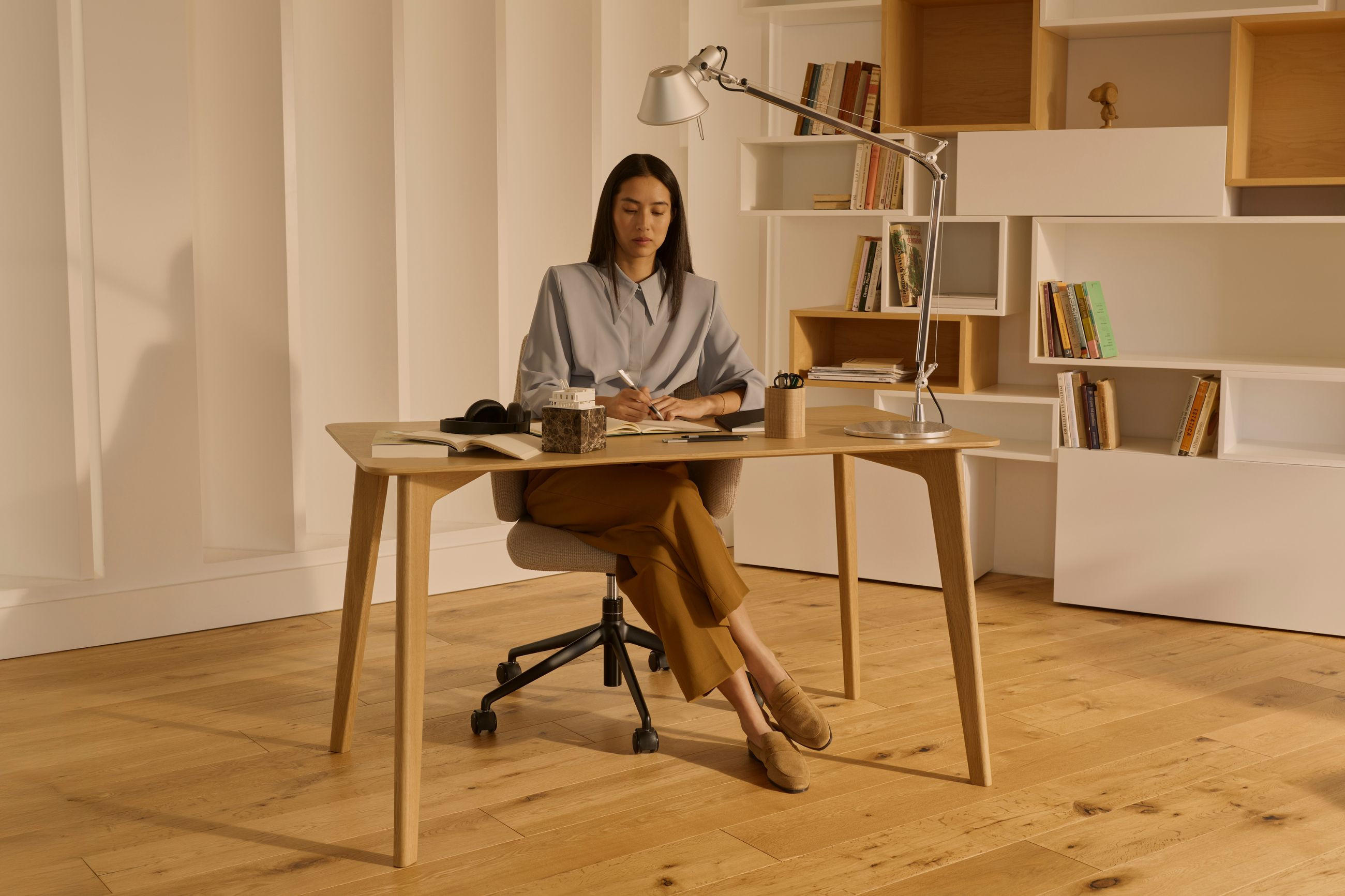 Modernes Home Office mit Schreibtisch aus Holz in Markenqualität von STRESSLESS.