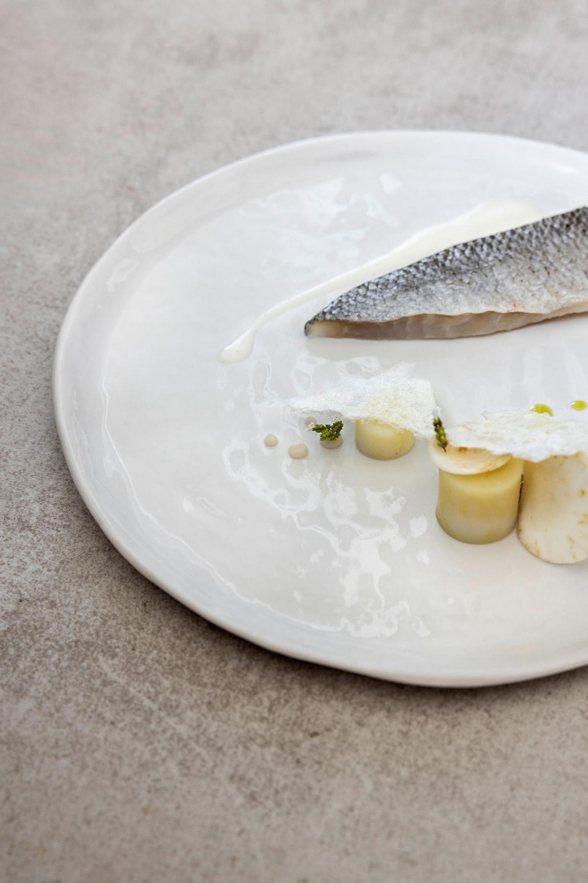 TELLER FLACH YLI 28,5 CM Alabaster Weiss - Weiß, Keramik (28.5cm) - Revol Porcelaine France