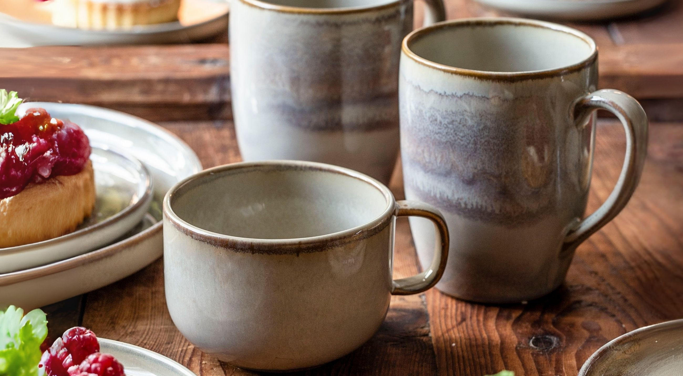 Gedeckter Tisch mit Kuchen, auf einem beigen Kaffeetassen-Set von GIPFELSTÜCK.