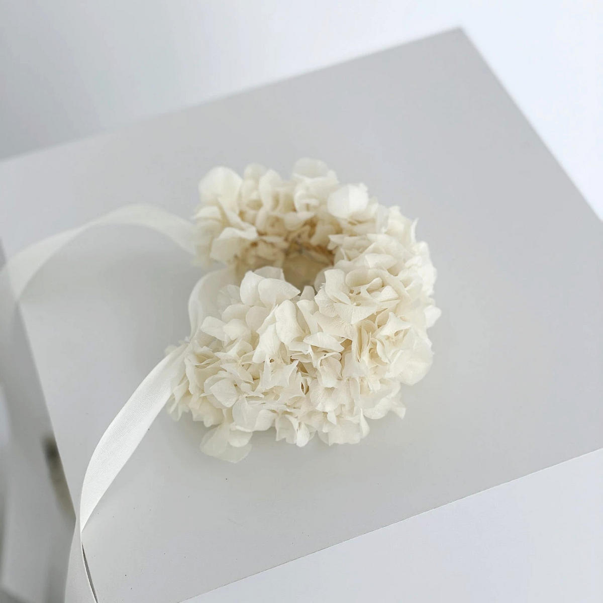ARMBAND Trockenblumen Hortensie in weiß - weiß / Hortensie - Weiß, Naturmaterialien (15cm) - Lykke & You
