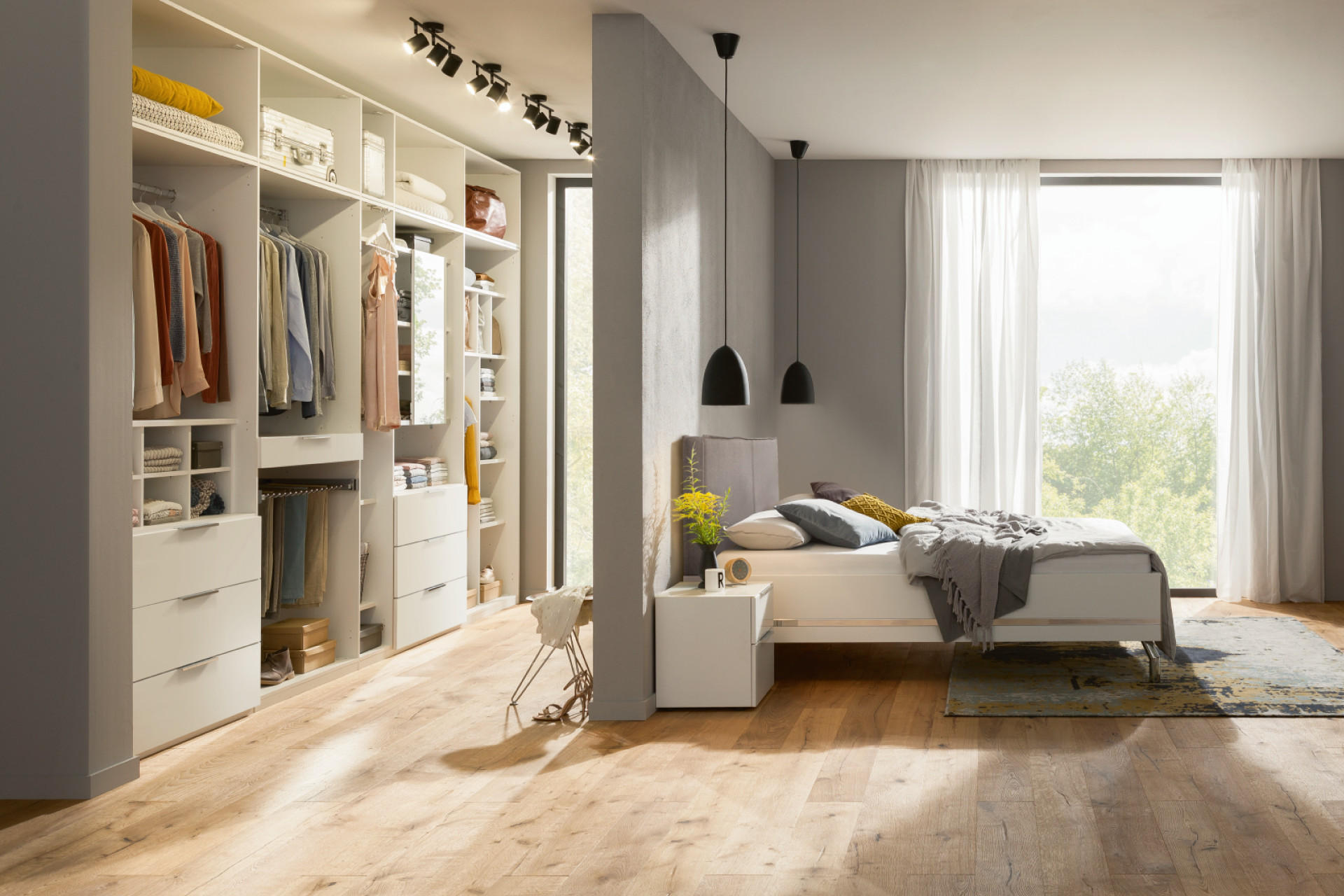 Begehbarer Kleiderschrank in Schlafzimmer