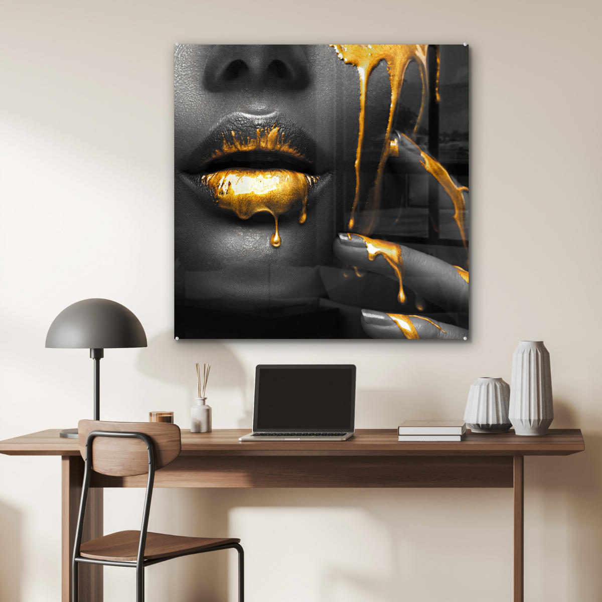 OBRAZ NA AKRYLOVOM SKLE Žena - čierna - zlatá - tvár - pery 90x90 cm - zlatá, sklo (90/90cm) - MuchoWow