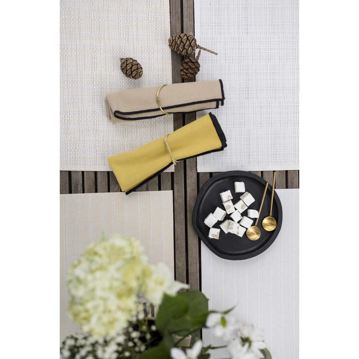 TISCHSET Manoka schneeweiß/silber 33 x 45 cm - Weiß, Textil (33/45cm) - Winkler