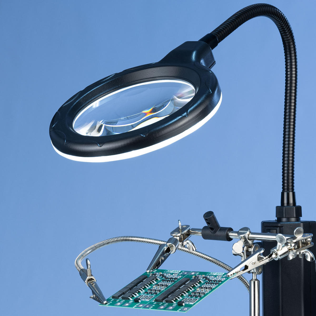 HALTER TE-802 - Dritte Hand mit Lupe, Lötkolbenhalter, Lötzinnbehälter, LED dimmbar, Ø85 mm, 2,5x/4x, USB/4x AA - Multicolor, Kunststoff/Metall (18/20/19cm)