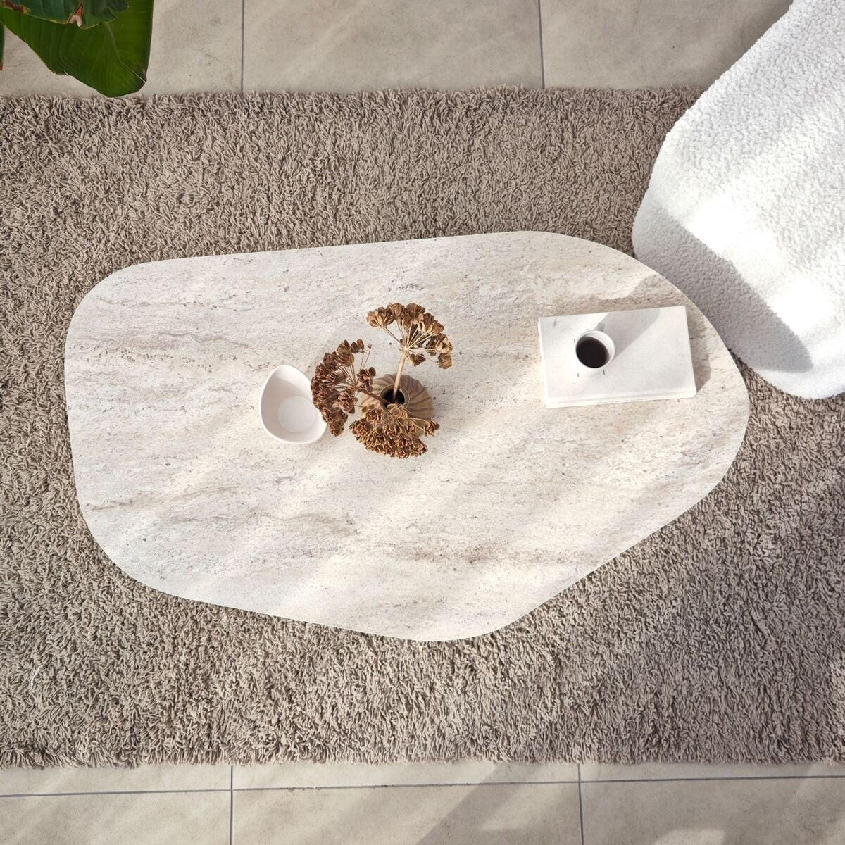 COUCHTISCH mit organisch geformter Tischplatte und breiten Beinen 100/60/35 cm - Beige, Holzwerkstoff (66/60/35cm) - Calicosy