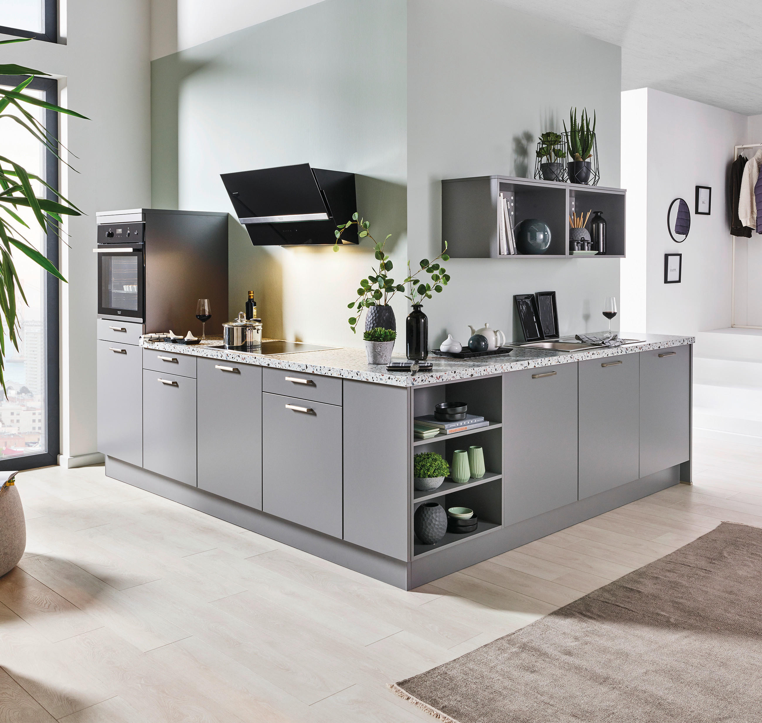 Küche in Grau, Arbeitsplatte in Steinoptik, Farbige Küchenwand, Eckküche