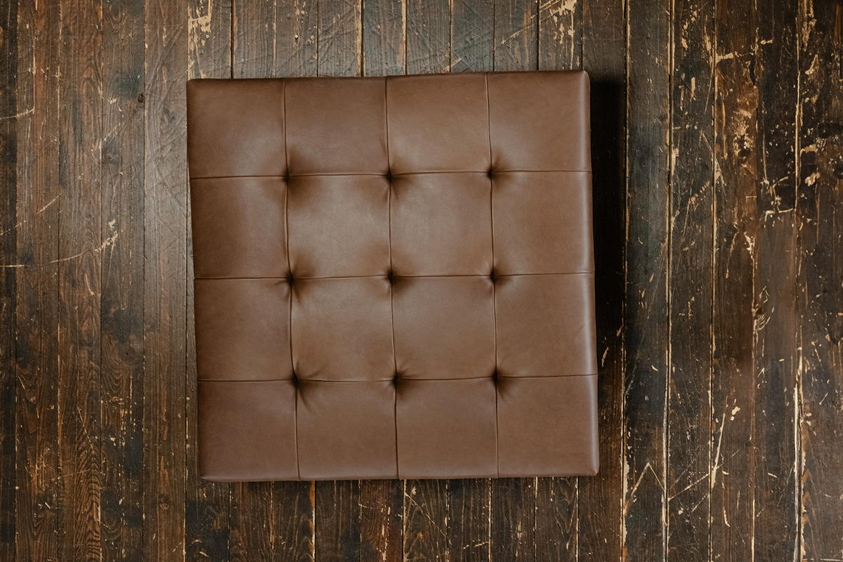 HOCKER WIOLO Dunkelbraun Leder - Dunkelbraun/Silberfarben, Leder/Metall (110/42/110cm) - KAWOLA