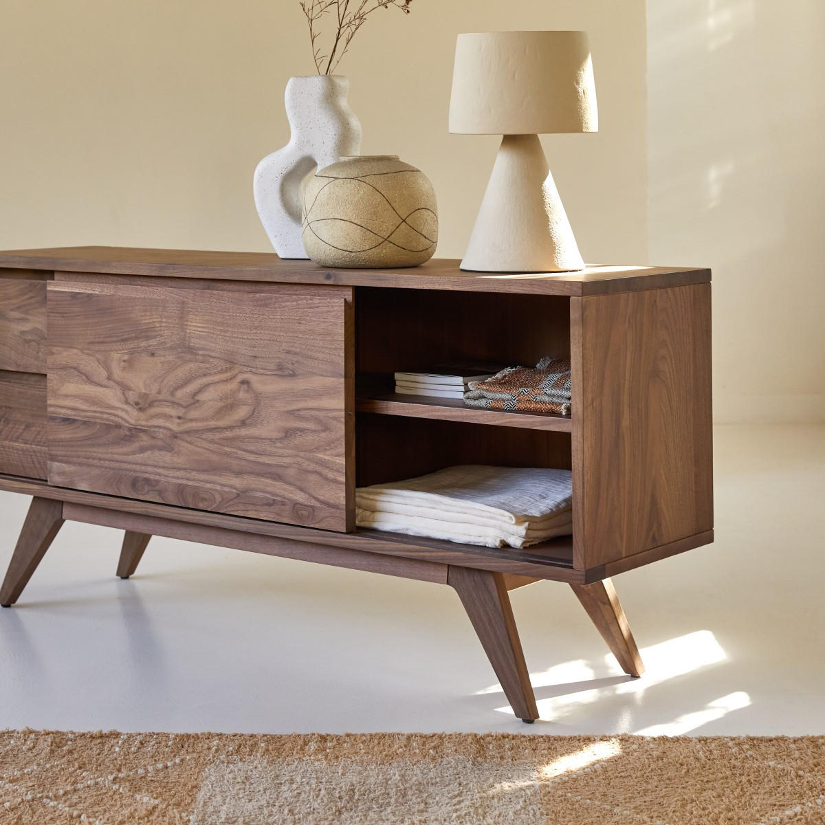 TV-SCHRANK Esmée Braun aus Walnuss - Braun, Holz (130/60/35cm) - Tikamoon