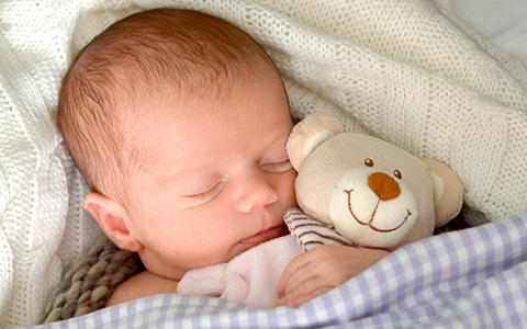 Schlafendes Baby mit Kuscheltier
