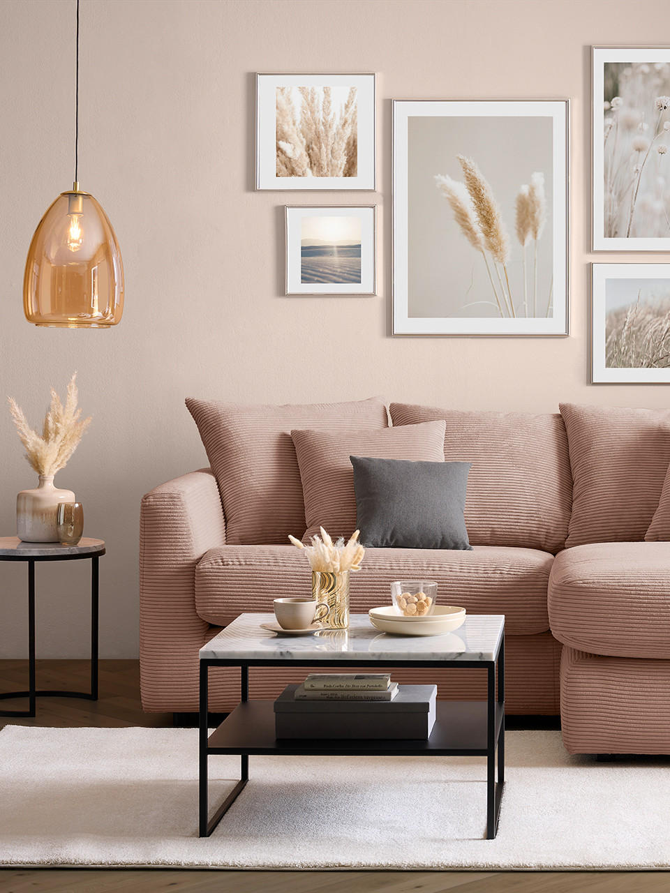 Gemütliches Wohnzimmer, Sofa, Lampe, Kissen, Decke, Couchtisch