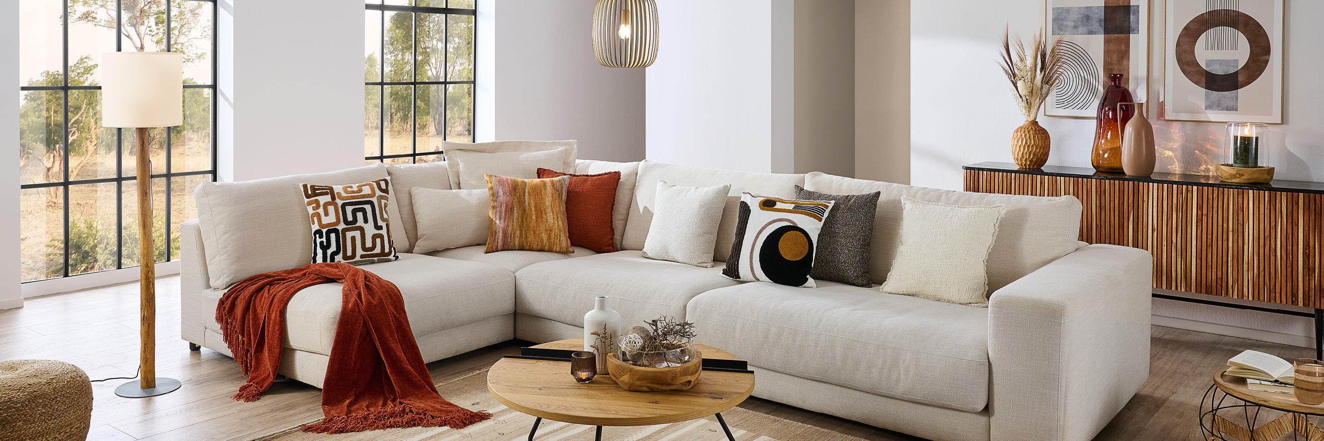 Weiße Couch im Wohnzimmer mit Deko