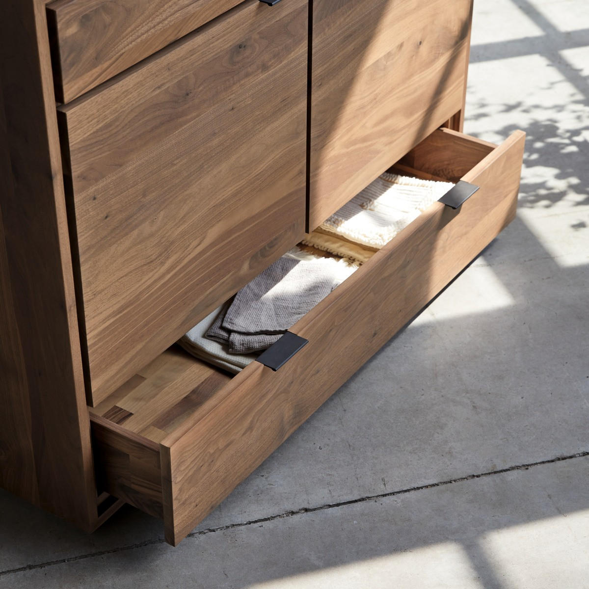 SIDEBOARD Senson Braun aus Walnuss - Braun, Holz (120/92/45cm) - Tikamoon