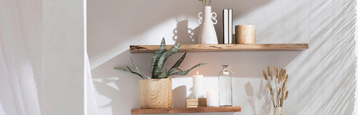 Schlafzimmerdeko Wandregale aus Holz mit Dekoaccessoires