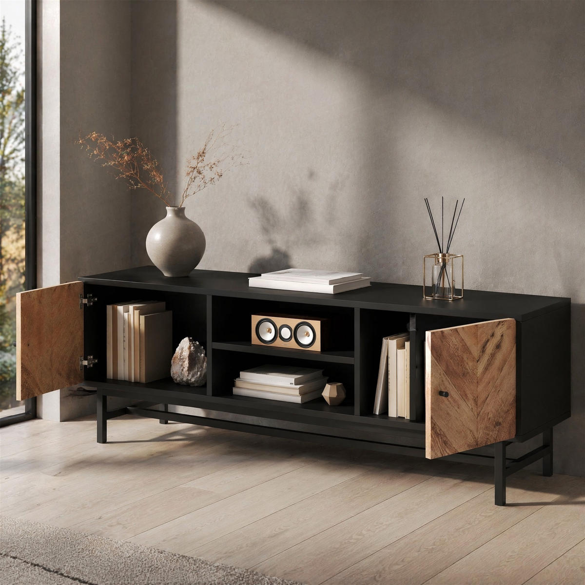 LOWBOARD in Schwarz und Naturfarben TV-Schrank mit vielseitigem Stauraum für Wohnzimmer, B150/T38/H55 cm - Schwarz/Naturfarben, Holzwerkstoff/Metall (150/55/38cm) - STILVORA